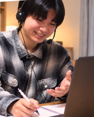 ヘッドセットをつけてオンラインで教える先生